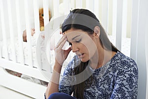 Frustrado madre sufrimiento a publicar nativo depresión 