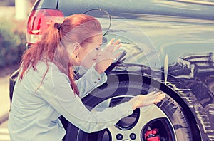 Frustrato una donna controllo Spettacoli sul auto graffi fossette 