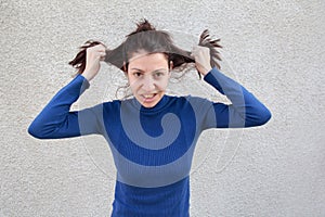 Frustrado una mujer tracción cabello 