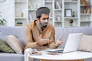 Frustrovaní mladý muž fúzy zažívajú počítač problémy pracovné zmätok otázky 