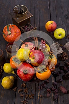 Frutta antunnale con ambientazione rustica photo