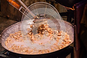 Fry the pork skin in a large saucepan.