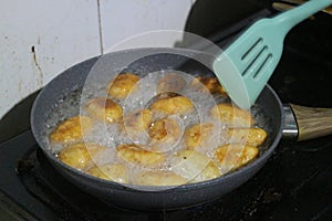 Frying cake