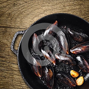 Frying pan with cooked mussels