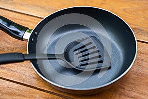 Frying pan and flipper used in frying for cooking