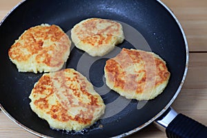 Frying potato pancakes