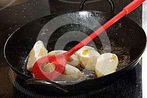 Frying potatoes with flour