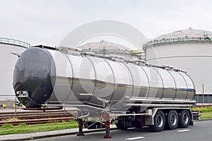 Fuel tanker semi-truck
