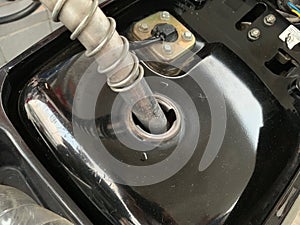 Fueling the motor car Oil dispenser