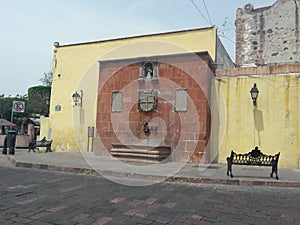 Fuente antigua del barrio de la cruz photo