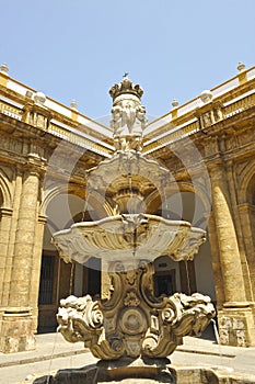 Fuente barroca en el interior de la Real FÃ¡brica de Tabacos de Sevilla, AndalucÃ­a, EspaÃ±a.