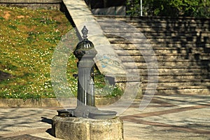 Fuente de hierro en la plaza del pueblo. photo