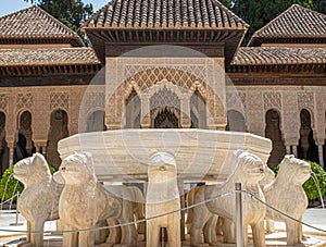 Fuente de los leones en los palacios nazarÃÆÃÂ­s de la Alhambra en photo