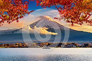 Hora a na západ slunce podzim období hora na v japonsko 