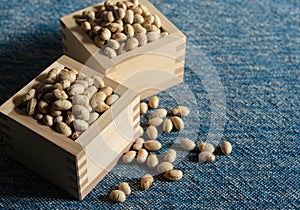 Fukurimame in a wooden bowl placed on a blue cloth