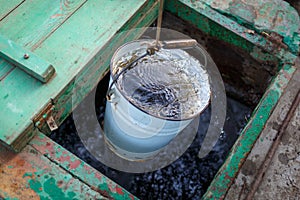 Lleno balde de cancelar Agua con levanta profundo está bien 