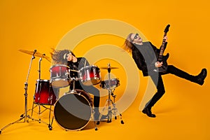 Full length photo crazy funky two people popular rock band artist play composition night club performance event guy have