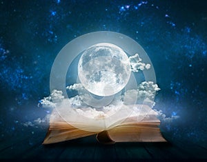 Luna piena più alto aprire pagine da vecchio un libro astrologia zodiaco esoterico 