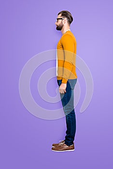 Plný celotelové strana portrét vyfotiť z moderné atraktívne krajčírka na krk v sveter džínsy 