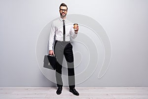Full size photo positive cool smart freelancer promoter man hold cafeine beverage mug hold modern handbag ready