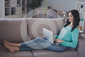 Plný profil strana z mladá žena zástupca manažér sedieť prenosný počítač ja izolácia vnútri 