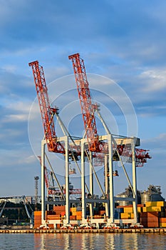 Full-slewing gantry crane in a seaport