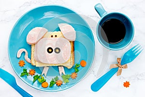 Fun food art idea for kids breakfast - funny pig sandwich