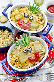 Fun food idea for kids - american mac and cheese pasta baked with cheesy sauce