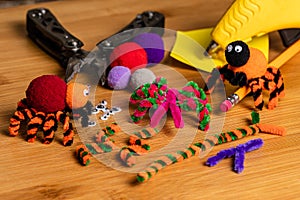 Fun Halloween Crafts. Spiders made of pom poms and pipe cleaners. Attach to pencils