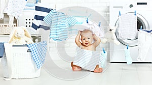 Divertimento Contento un bambino ragazzo sul lavare i vestiti un ride lavanderia 