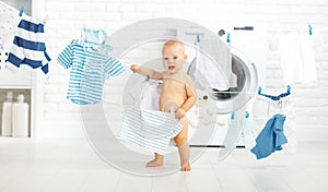 Divertimento Contento un bambino ragazzo sul lavare i vestiti un ride lavanderia 