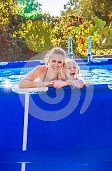 Feliz activo madre a en nadar piscina 