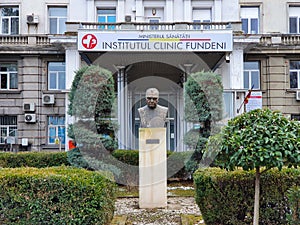 Fundeni Clinic Institute. Dan Setlacec statue.