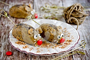 Funny Halloween treats for kids - creepy mouse cakes