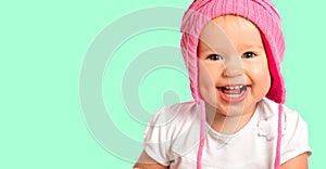 Ridicolo Contento un bambino rosa lavorato maglia un cappello sorridente 