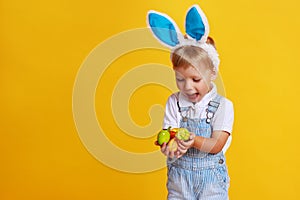 Ridicolo Contento ragazzo pasqua uova un coniglietto orecchie sul 