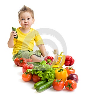 Ridicolo un bambino ragazzo mangiare verdure. salutare pasto 