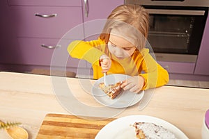 Ridículo pequeno su ciruela tarta azúcar feliz a 