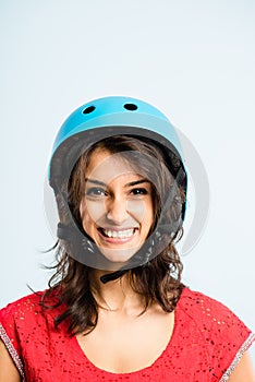 Ridicolo una donna logorante andare in bici casco ritratto vero alto 