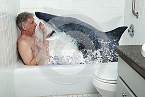 Ridicolo uomo vasca da bagno vasca da bagno squalo fare il bagno 