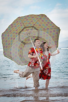 Funny Newlyweds in Hawaii