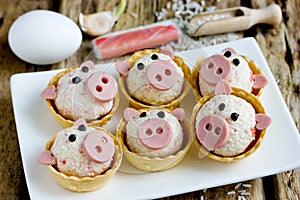 Funny pigs shaped snack tartlets