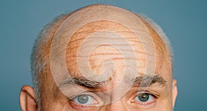 Funny senior man holding empty paper. Close up face. Presentation. Copyspace. Booklet design sheet display read first