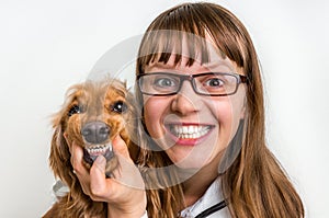 Ridículo el perro a veterinario en veterinario clínica 