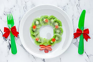 Funny xmas food idea for kids - kiwi strawberry edible Christmas wreath