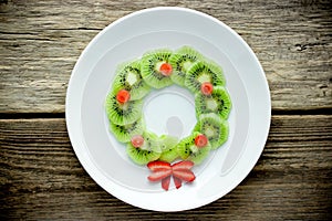 Funny xmas food idea for kids - kiwi strawberry edible Christmas wreath