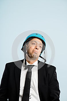 Ridicolo uomo logorante andare in bici casco ritratto vero alto definizioni blu 