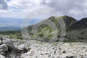 Turistický chodník Furkotskou dolinou vo Vysokých Tatrách, letná turistická sezóna, divoká príroda, turistický chodník,