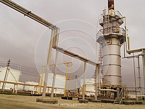 Furnace for heating oil at the refinery