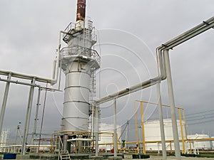 Furnace for heating oil at the refinery